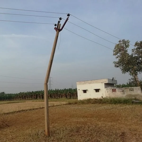 புயலால் சரிந்த மின்கம்பம்