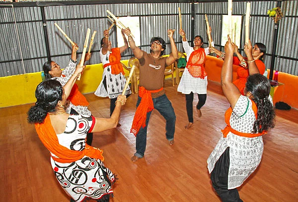 வலை குலுங்க கோலாடு
