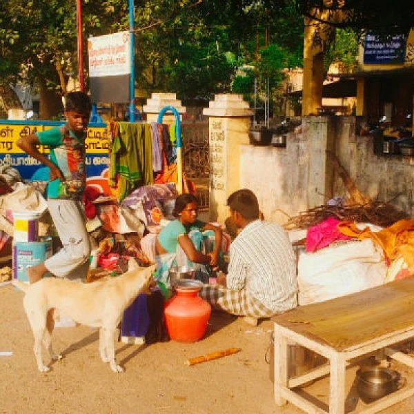 'வீடு தர்றோம்னு பாறைக்குழிய காட்டுனாங்க' - திருச்சி தெருவோரவாசிகளின் துயரக் கதை!