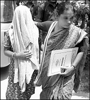 ''படம் எடுத்து வெச்சுக்கிட்டு மிரட்டுறான்!''
