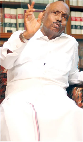 “முதல்வரை மாற்ற வேண்டும் என்பதே அரசையே மிரட்டுவதுதான்”
