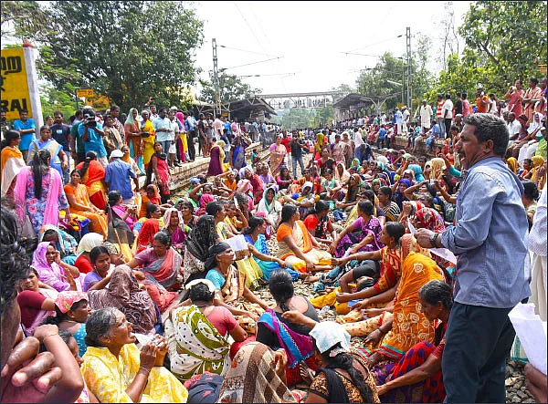 “சோறா கேட்டோம்... நீரா கேட்டோம்... குடியிருக்க வீடா கேட்டோம்?”