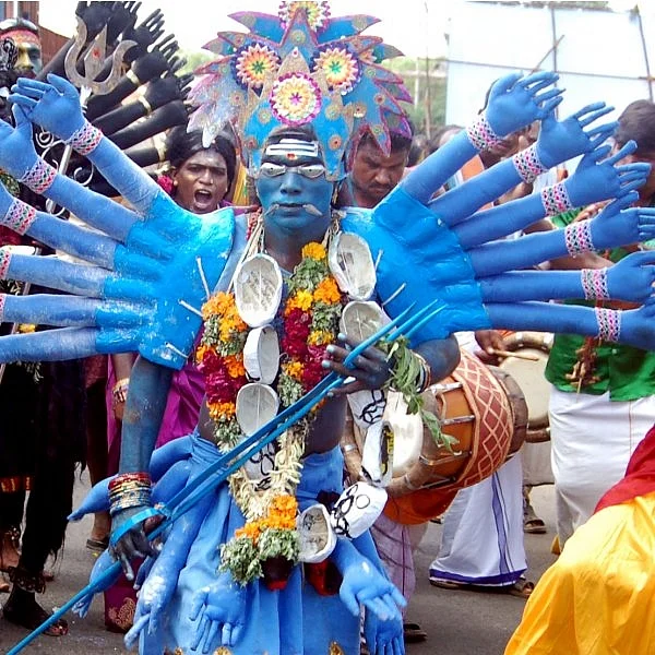 குலசை தசரா : வேடமணிந்த பக்தர்கள்