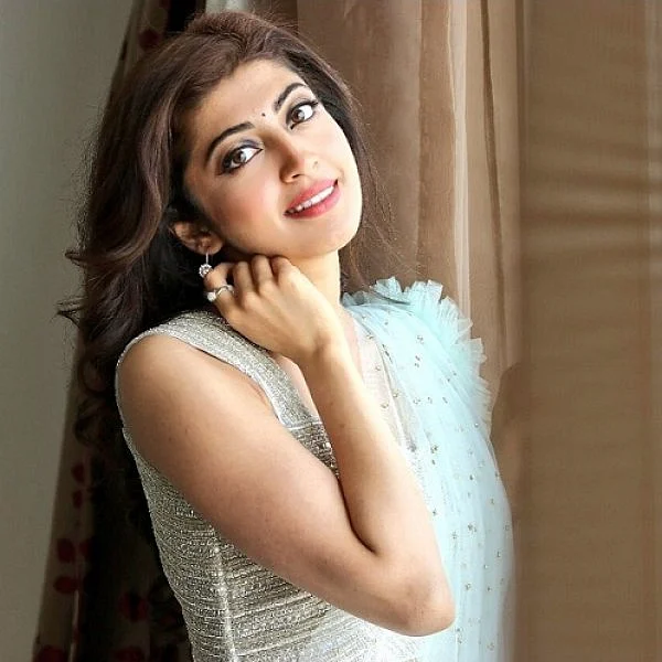 `மாற்றத்துக்காக கற்றுக்கொடுங்கள்' - அரசுப் பள்ளியை தத்தெடுத்த நடிகை ப்ரணிதா!