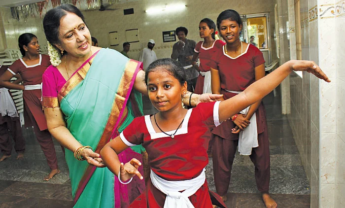 நடிப்பு... நாட்டியம்... ஓவியம்! - 68 வயதிலும் ஆக்டிவ் நிர்மலா