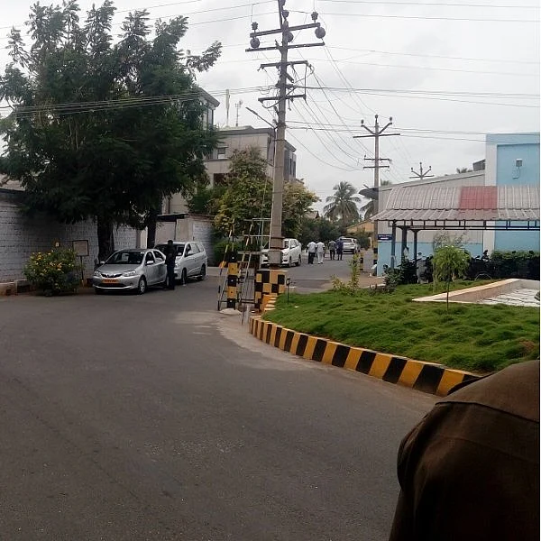 தொடரும் வருமானவரிச் சோதனை - சம்பளம் கிடைக்காமல் தவிக்கும் கிறிஸ்டி நிறுவன ஊழியர்கள்!