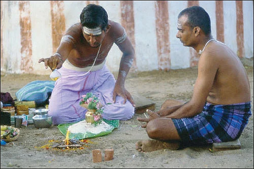 கேள்வி - பதில்: ஆலய வளாகங்களில் தர்ப்பணம் செய்யலாமா?