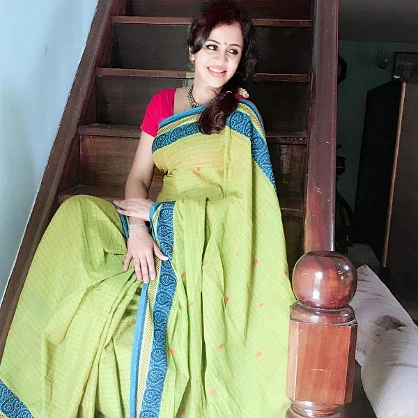``நலிவடைந்த நெசவாளர்களை கைத்தூக்கிவிடணும்!" - சேலை பிசினஸில் இறங்கிய அஞ்சனா