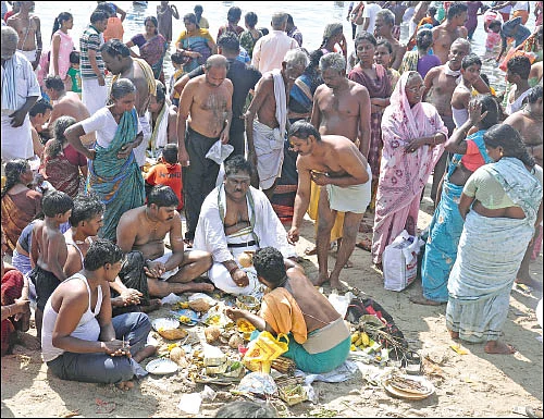 ஆடி அமாவாசை - பித்ரு தோஷம் தீர்க்கும் முன்னோர் ஆராதனை