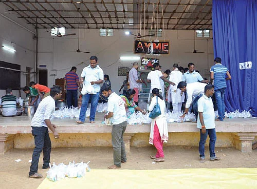 “வலதுகை கொடுக்குறது இடதுகைக்குத் தெரியலாம்!''