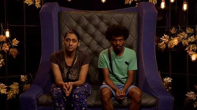 கட்டிப் பிடிச்சு கட்டிப் பிடிச்சு தலைவியான வைஷ்ணவி! #BiggBossTamil2