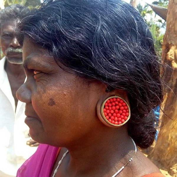வாவ்.. இந்தக் காதணிக்கு கோடிகள் கொட்டிக் கொடுக்கலாம்! - நீலகிரி பழங்குடிப் பெண்களின் அழகியல் #MyVikatan