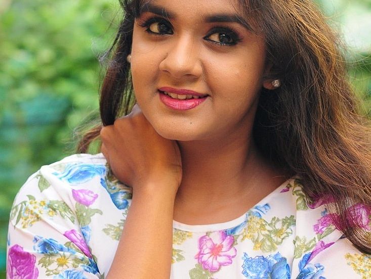 ``சினிமாதான் பெருசுன்னு சீரியலை கண்டுக்காம இருந்தது தப்பு!" - `அழகு' சஹானா