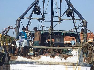 தமிழக மீனவர்கள் மீது இலங்கை கடற்படை தாக்குதல்!
