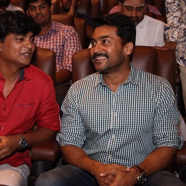 ``விஜய்யும் நம்மை மாதிரி எதையும் வெளிக்காட்ட மாட்டாப்ல போல!" - சூர்யா