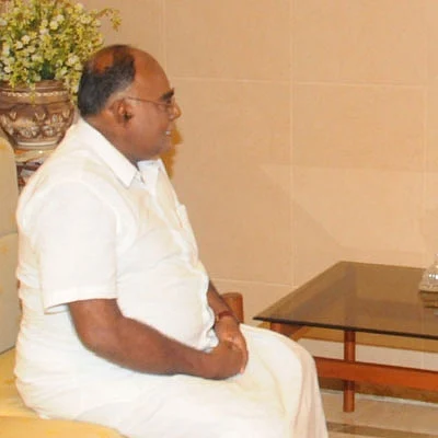 “மேசையைத் தட்டலாம்...கமிஷன் வாங்கலாம்... ஊரை அடித்து உலையில் போடலாம்!”
