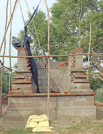 ஆலயம் தேடுவோம்: குளத்தில் மூழ்கிய திருத்தேர்... கொட்டகையில் அருளும் ஈசன்!