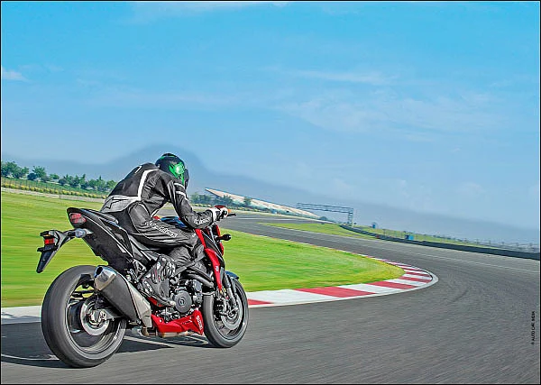 GSX-S750 எனும் - நேக்கட் GUN!