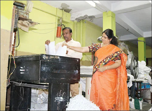 சொந்தபிசினஸ்... சமூக நோக்கம்... மறுசுழற்சி பேப்பர் தயாரிப்பில் சாதித்த தம்பதி!