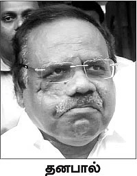 நாற்காலிகள் காட்டிய நாகரிகம்! - சரித்திரம் படைத்தது சட்டப் பேரவை