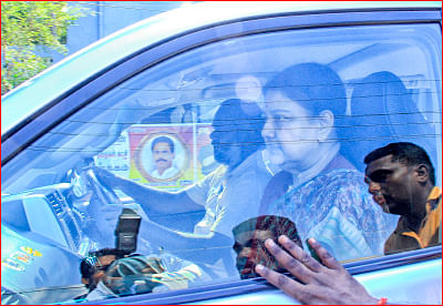 கண்ணீருடன் வந்தார்... கண்ணீருடன் திரும்பினார்!