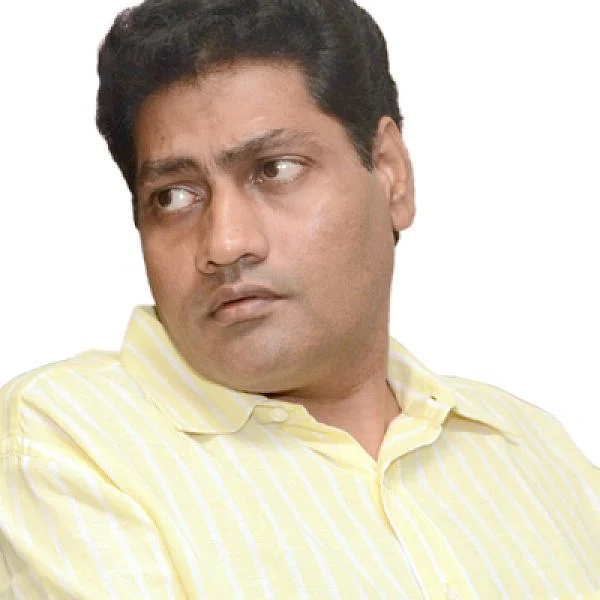 ‘ஒரு மாதவன் நூறு தீபாக்களுக்குச் சமம்!’ - வாட்ஸ்அப் ரணகளம்