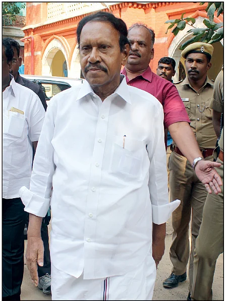 பீலேவை லண்டனில் சந்தித்த தம்பிதுரை! - ஆணையத்தில் வெளியான ரகசியம்