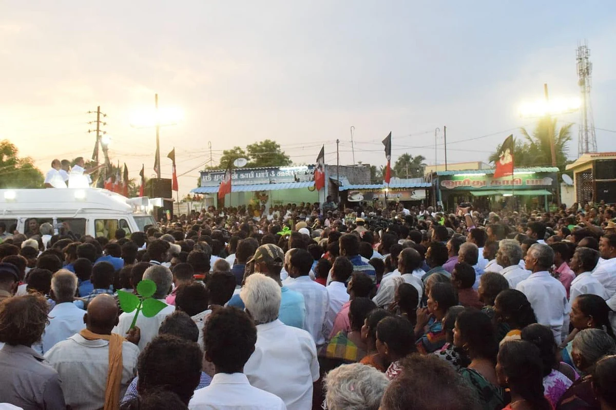`எம்.ஜி.ஆர்கூட தன்னை அழகன் எனச் சொன்னதில்லை!' - ஸ்டாலினைக் கிண்டல் செய்யும் எடப்பாடியின் சர்ச்சைப் பேச்சு