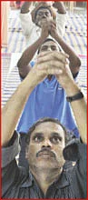 'எங்க அக்காவை மிஸ் பண்ணிட்டேன்; அண்ணனுக்கு மெசேஜ் அனுப்பனும்!'