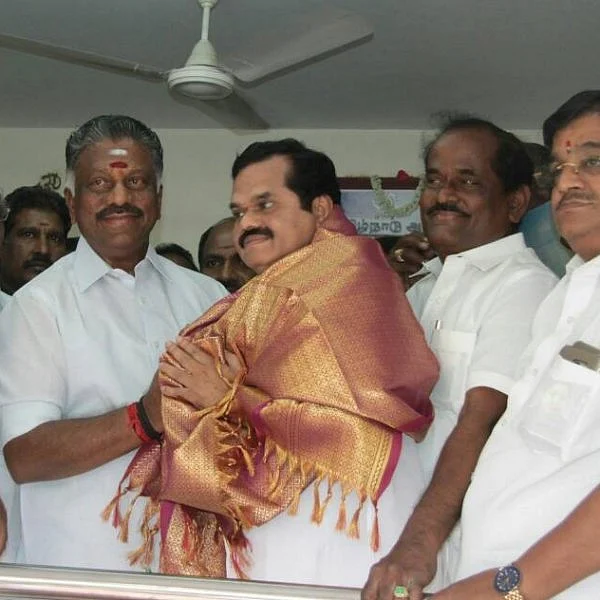 ஓ.பி.எஸ் அணியில் இணைந்தார் பரஞ்ஜோதி!