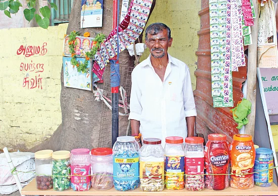 “இவனைப்போல வாழ்ந்து தொலைச்சுராதீங்கனு எழுதுங்க!”