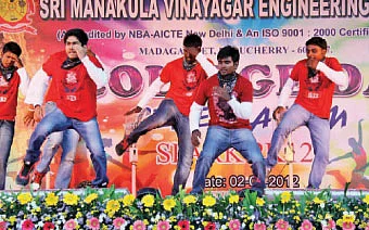 கல்லூரி விழாவில் கலாட்டா !
