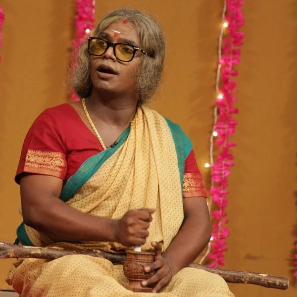 ``கை தட்டுறதுக்கு ஆள் அழைச்சிட்டு வரணும்... இதுதான் நாஞ்சில் விஜயன் வேலை..!’’ - அத்தியாயம் 11