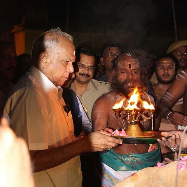 நாகப்பட்டினம் மாவட்டத்தில் ஆய்வு மற்றும் கோவில்களில் சாமி தரிசனம் செய்த தமிழக ஆளுநர் பன்வாரிலால் புரோஹித்... படங்கள் - செ.ராபர்ட்