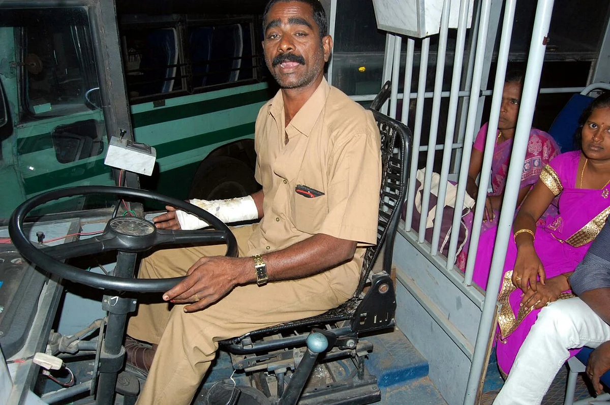 ஒரு கையால் இயக்கப்பட்ட அரசுப் பேருந்து..! பதறிய பயணிகள்