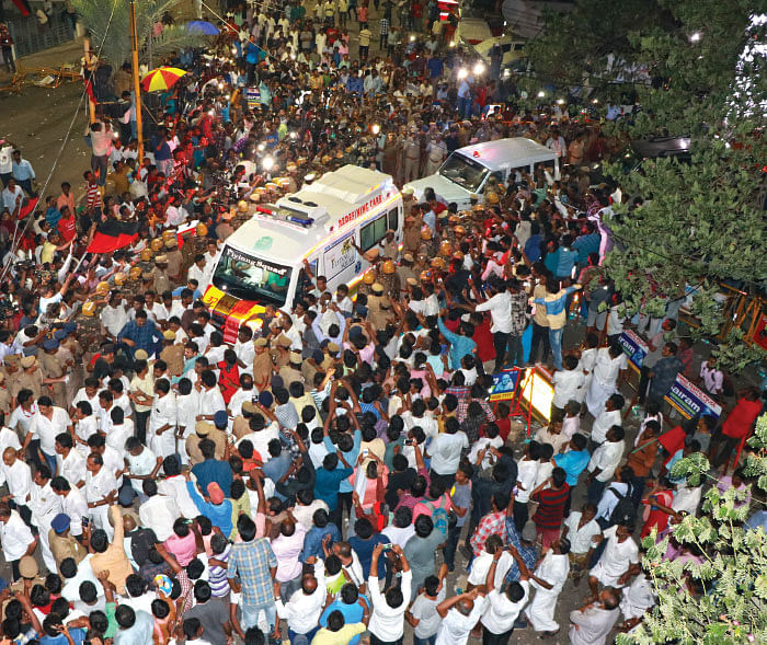 அறைக்குள் சென்ற அழகிரி... வீல் சேரில் வந்த தயாளு... மயங்கிச் சரிந்த செல்வி!