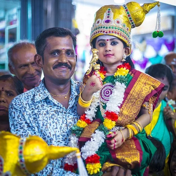 'மீனாட்சியே நேர்ல வந்துட்டா!’ - வைரலான மதுரை சிறுமியின் போட்டோ