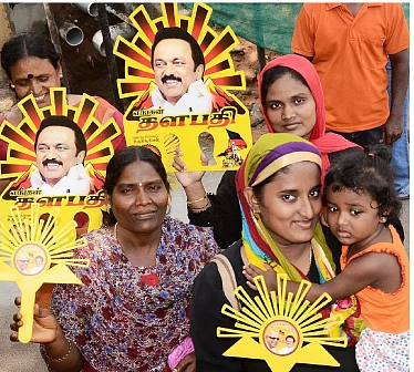 தொலைந்துபோன தேர்தல் திருவிழா! - கான்ட்ராக்டர்கள் கையில் கட்சிக் கூட்டம்...