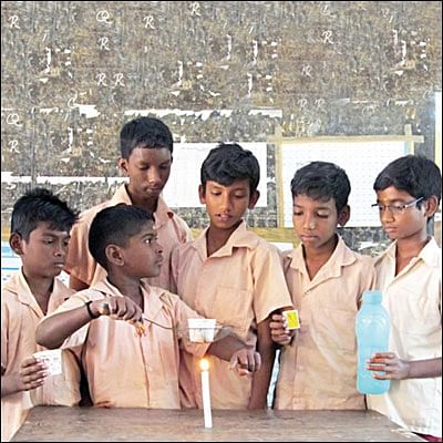காகிதக் கோப்பை ஏன் எரியவில்லை?