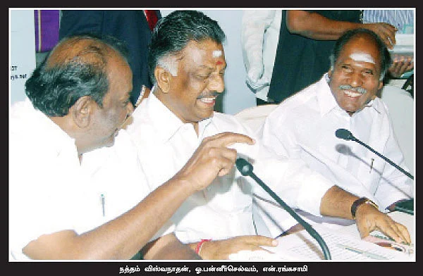 பெங்களூருவில் 'பம்மிய' பன்னீர்!
