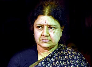 மிஸ்டர் கழுகு: பன்னீரை மாட்டி விட்ட சசிகலா!