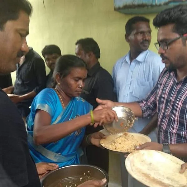 பாப்பம்மாள் வீட்டு விருந்து..! - அன்பால் நனைந்த இளைஞர்கள் படை