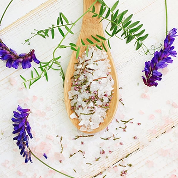 வலி போக்குவது முதல் பூச்சிகளை விரட்டுவது வரை... எண்ணற்ற பலன்களை அள்ளித்தரும் எப்சம் சால்ட்..!