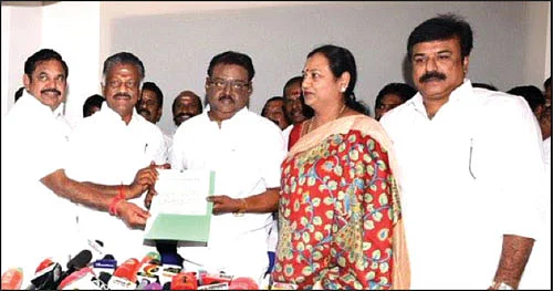 மிஸ்டர் கழுகு: வரிசைகட்டும் வாரிசுகள், வாள்வீசும் தொண்டர்கள் - கழகங்களில் கலகக் குரல்!