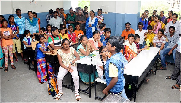 பேனா பிடிக்கலாம்... பின்னி எடுக்கலாம்!