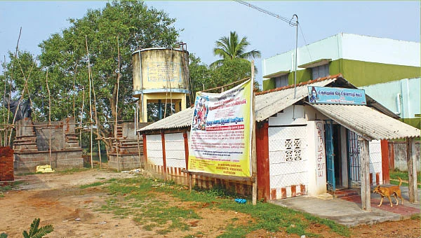 ஆலயம் தேடுவோம்: குளத்தில் மூழ்கிய திருத்தேர்... கொட்டகையில் அருளும் ஈசன்!