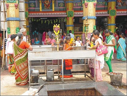 வினைகள் நீங்கும்... வேண்டியது கிடைக்கும்... - பண்ணாரி மாரியம்மன் சந்நிதியில்!
