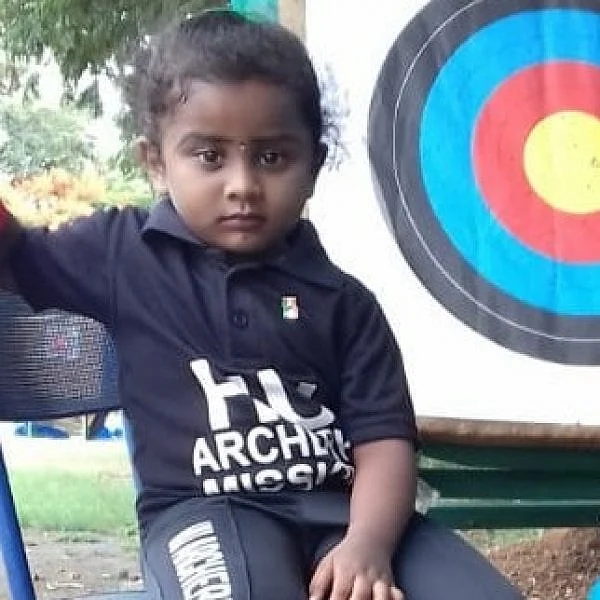`3.30 மணி நேரம்; 1,111 அம்புகள்!’ - 3 வயது குழந்தையின் கின்னஸ் சாதனை சாத்தியமானது இப்படித்தான்