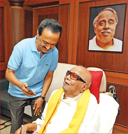 மிஸ்டர் கழுகு: பன்னீரை மாட்டி விட்ட சசிகலா!