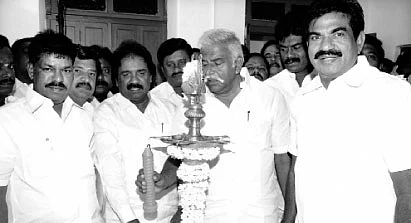 மிஸ்டர் கழுகு: சசிகலாவை எதிர்த்து தமிழக அரசு!